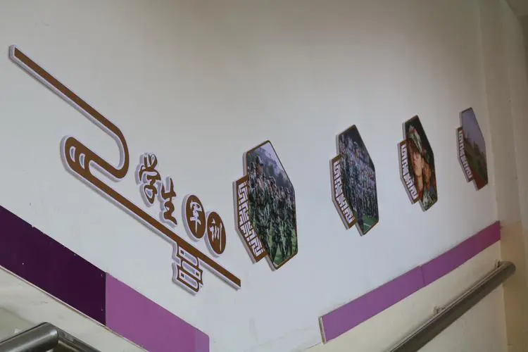 大力推進素質(zhì)教育，重視校園文化設計