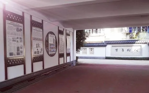 在校園的整體設計中，優化了群體建筑的外部空間